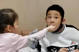 杜锋一双儿女久违亮相！哥哥带4岁妹妹骑自行车，暖心又有爱图片