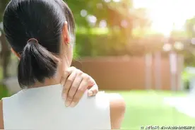 后背很重很沉是什么原因呢？肩膀酸痛沉重怎么办？拖延不治更严重图片