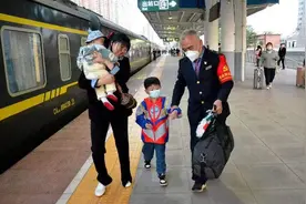 五一假期第二天，武汉三大火车站预计发送旅客近40万人次图片