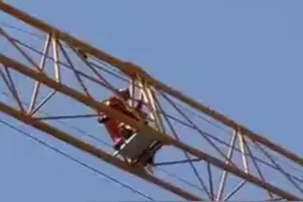 江苏镇江 一女子欲跳塔吊轻生，消防员爬上70米高空营救图片