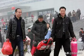 春运在路上，D904次列车由深圳北开往北京西，豪华动卧列车图片