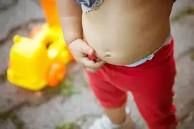 「肚脐眼」后面连着哪？真的会「进风」吗？能不能抠？怎么清理？图片