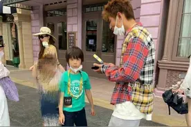 霍思燕带儿子出门游玩，9岁嗯哼穿绿色T恤配五分裤，越来越像杜江图片