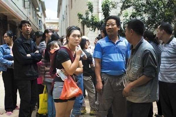 “毒教材”死灰复燃，插图变本加厉触目惊心，背后那双手太厉害