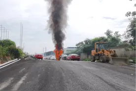 惊险！外卖小哥骑行中电动车突发自燃！图片