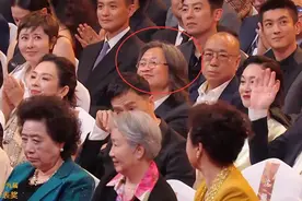 华表奖出现直播事故，邓超现场cue沈腾找不到人，蓝羽忙救场图片