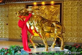 2011年“天下第一村”花3亿铸金牛，仅作装饰，如今为何负债百亿图片