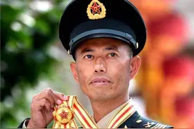 兵王王忠心当兵34载，女儿考入国防科技大学，同学不知其真实身份图片