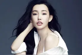 “魅力女人”童菲，一身冰肌玉骨，纤腰美背莹莹如玉，挪不开眼了图片