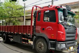 2016年东北女子开卡车拉煤11年，替跑路丈夫还账50万，被网友点赞图片