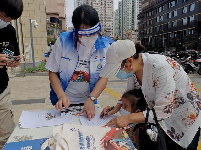 ����º�ÿһ���˶��йأ���������Ȧ��չ��һ�������