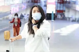 “大眼泡”的牛仔短裤搭配白色卫衣，何洁变身微胖女神！图片