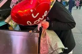 七夕节组团去翻“垃圾桶”，背后真相太扎心，可谓几家欢喜几家愁图片