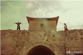 2022年，这部荒诞的爱情喜剧片又成了影史经典图片