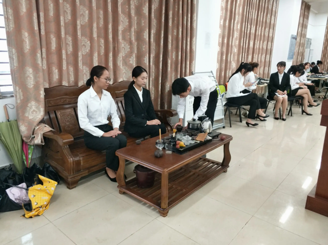 “倒水太满”被辞女生：拿到离职工资
