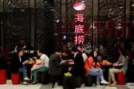 ”火锅一哥“又出事了！大学生点外卖被炸伤眼睛，去年闭店260家图片