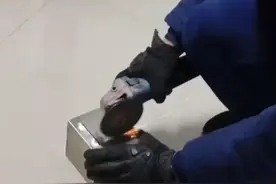 新疆喀什 一女子存钱罐无法打开，来到消防站求助图片