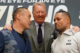 张志磊身着中式西装引爆全场，乔伊斯略显紧张，对视中暗潮汹涌图片