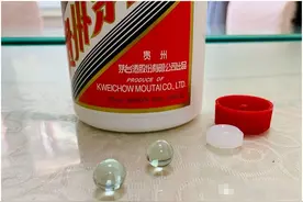喝茅台时，据说撬开瓶口玻璃珠，能多倒1杯酒，为啥酒厂要难为人图片