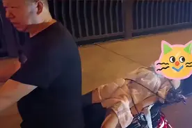 女孩被绑电动车后座，一动不动疑“昏迷”，骑车男子：怕她掉下去图片