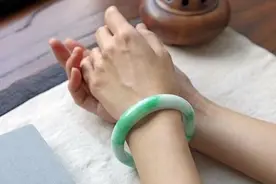 女性坚持戴玉手镯，或会带来这些变化，多数人还不清楚图片