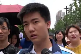 提前15分钟交卷，公然嘲讽高考题目太简单，他最终考了多少分？图片