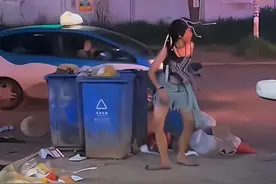 流浪女在垃圾桶旁边尬舞，衣衫不整向路人示好，只求施舍一点食物图片