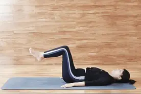 仰卧屈膝抬腿训练！赶紧动起来图片