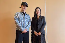黄晓明与富婆总裁聚餐，喝上万拉菲主动合影，暴瘦后脸比女生还小图片
