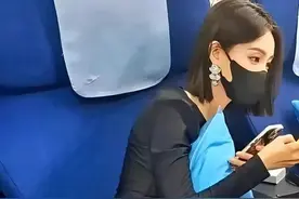 李一桐飞机上脱鞋引热议，光脚盘起腿窝在座位上，网友：真接地气图片