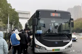 武汉首批纯电动公路版公交上线运营图片