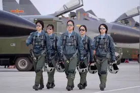 首批歼-11B战斗机女飞行学员顺利单飞，看完只想说好帅！图片