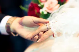 “你后悔嫁给现在的老公吗？”评论区里的一句话，揭露了婚姻最真实的一面图片