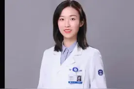 侧躺玩手机对眼睛“最好”？图片