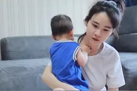 妈妈在宝宝身上放相机，“沉浸式”体验孩子视角后哭了图片