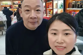 吊打同行的秘密，店大不欺客！胖东来黄金柜台内的商品被抢购一空图片