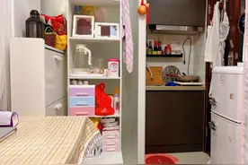 她住进香港8㎡蜗居，每天爬7层楼回家，虽逼仄却容下1室1厅1厨1卫图片