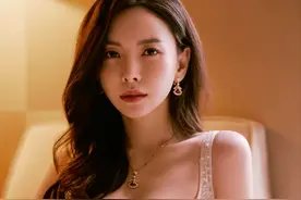 明星写真：于文文白色珍珠低胸吊带长裙出席活动，身材性感傲人图片