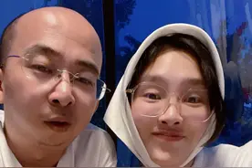 巨兴茂婚后过首个中秋节，与小15岁娇妻秀恩爱，对方颜值高身材好图片