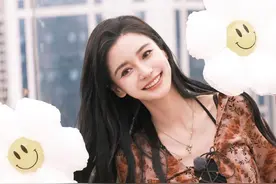 演员Angelababy手举气球六一四连拍，笑容灿烂，感染力极强图片