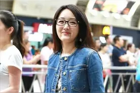 52岁杨钰莹带火了一种新穿法：“牛仔外套+印花裙”，时髦又减龄图片