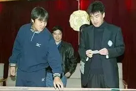 中国足坛荒唐事：抽扑克牌定亚军图片