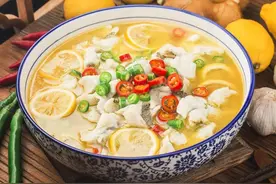 夏天一晒就黑，多吃这8种食物，皮肤水润不怕晒，建议女人别错过图片