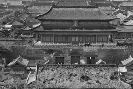 开国大典前的故宫，出动7万人，历时9个月，清出25万立方米垃圾图片