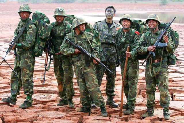 都说解放军越来越有美军范,飞艇伍六一是81式班用轻机枪,就是知道士兵