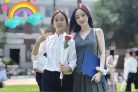 李小璐晒女儿小学毕业照，11岁甜馨趴妈妈怀里哭，母女同框似姐妹图片