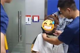 女孩被U型锁“锁”脖子 邢台消防细心拆除图片