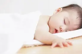 宝宝睡觉满床滚，其实是在传递这4个信号，家长要知道图片