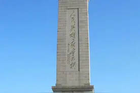 人民英雄纪念碑为何正面朝北？为何建在天安门广场上？寓意何在？图片