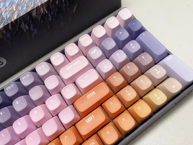 键盘艺术巧联名，氛围俘获你的心，洛斐星河小翘100机械键盘体验